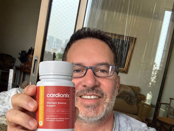 Hombre con su bote de Cardionix, una toma diaria mantenida en el tiempo